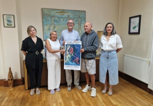 O alcalde agasallou a Manuel Facal cunha reprodución do cartel que deseñou en 1987 para o Concurso de adquisición de pintura galega